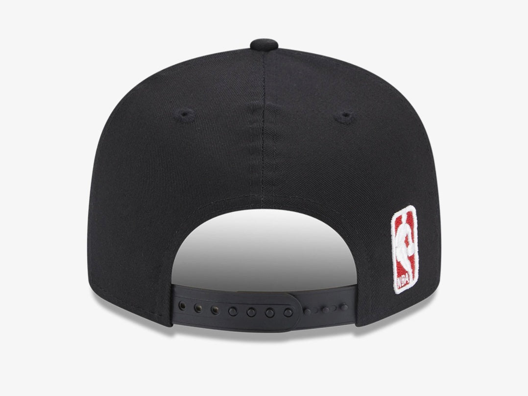 Gorra New Era 9FIFTY Bulls – Contrast Side Patch Negro/Rojo
