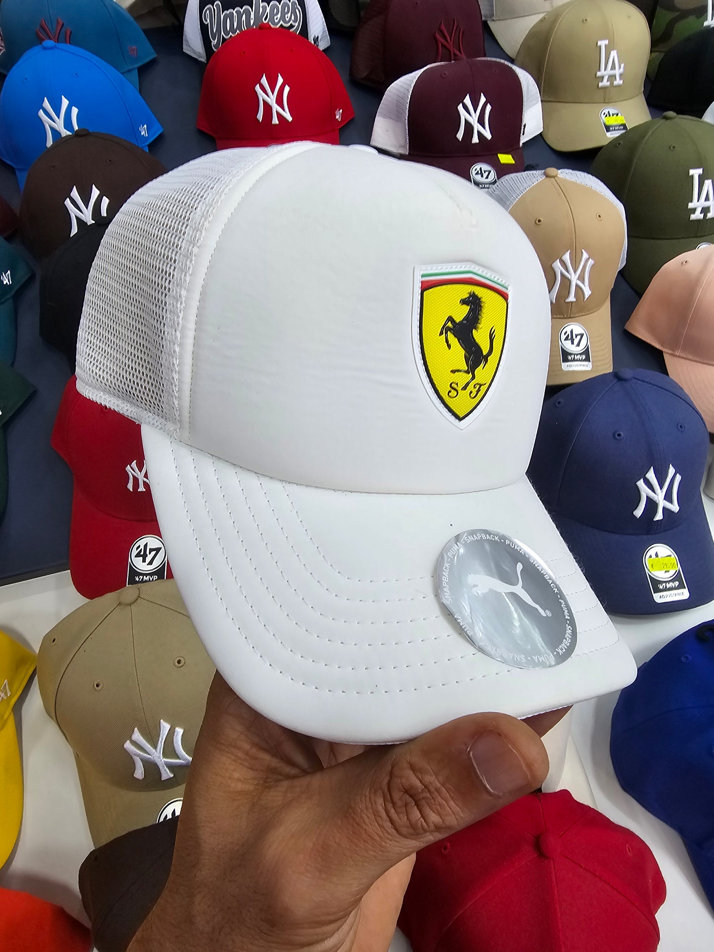 PUMA X Ferrari blanca trucker medium logo con rejilla