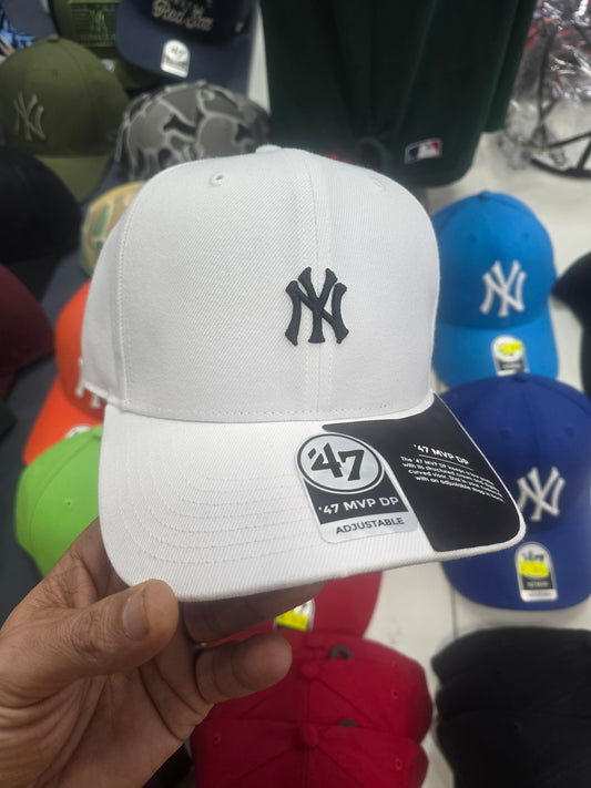 Gorra blanca ny logo miniatura semicurva 47 mvp dp snapback