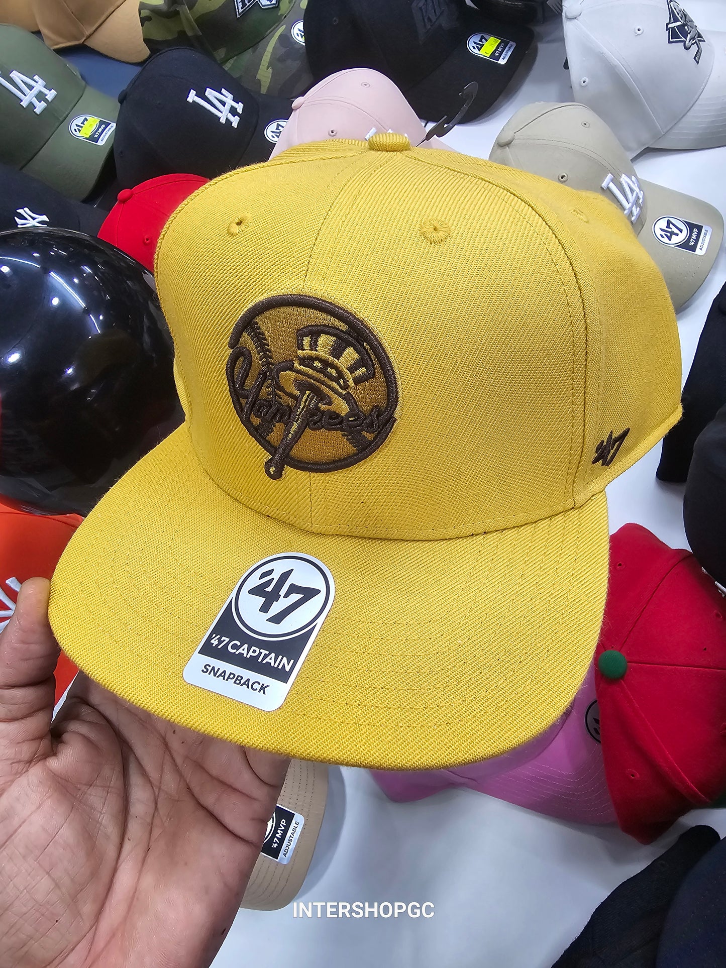 Gorra de color camel plana yankees mostaza