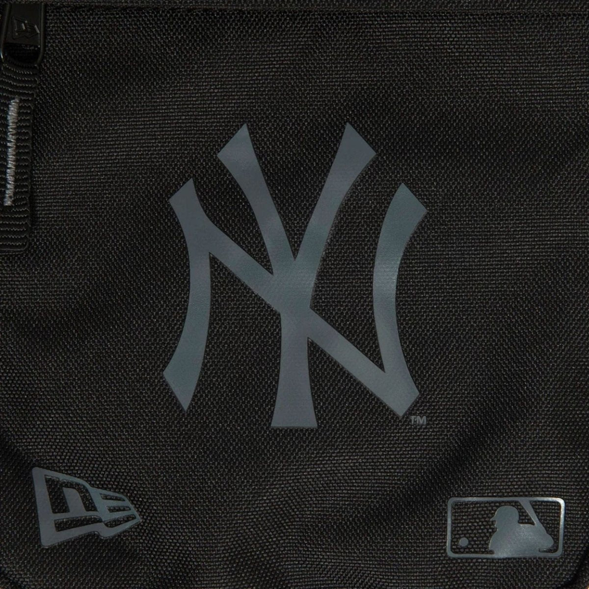 Bandolera new era Ny Yankees black on black side negro - Mundogorrasgc