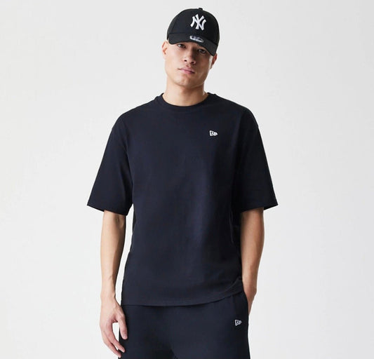 Camiseta New Era Oversized Essential Negro PREMIUM - Mundogorrasgc