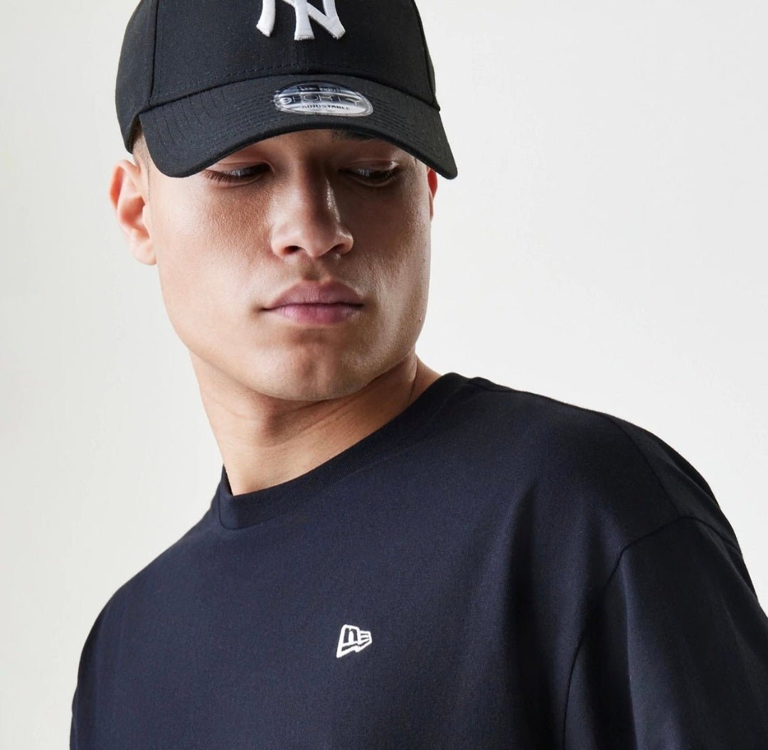 Camiseta New Era Oversized Essential Negro PREMIUM - Mundogorrasgc
