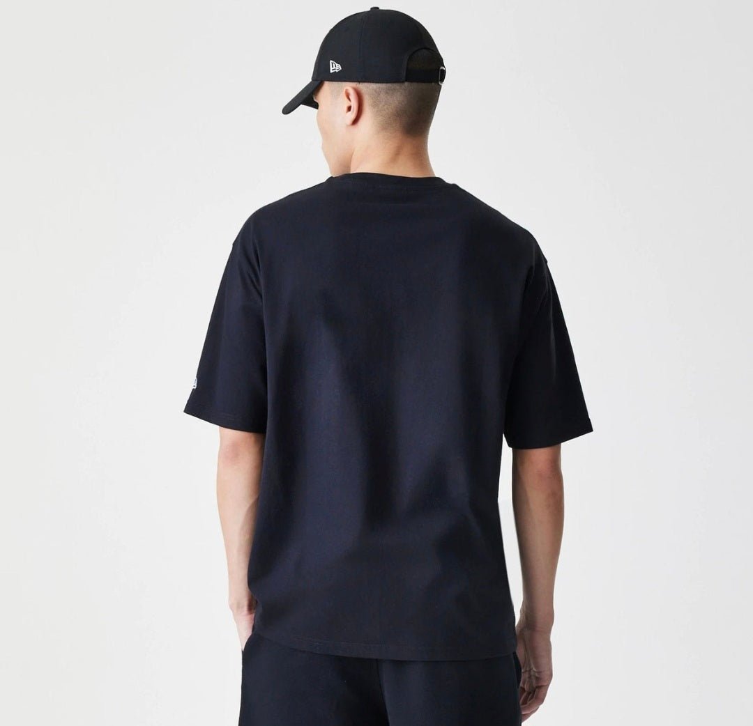 Camiseta New Era Oversized Essential Negro PREMIUM - Mundogorrasgc