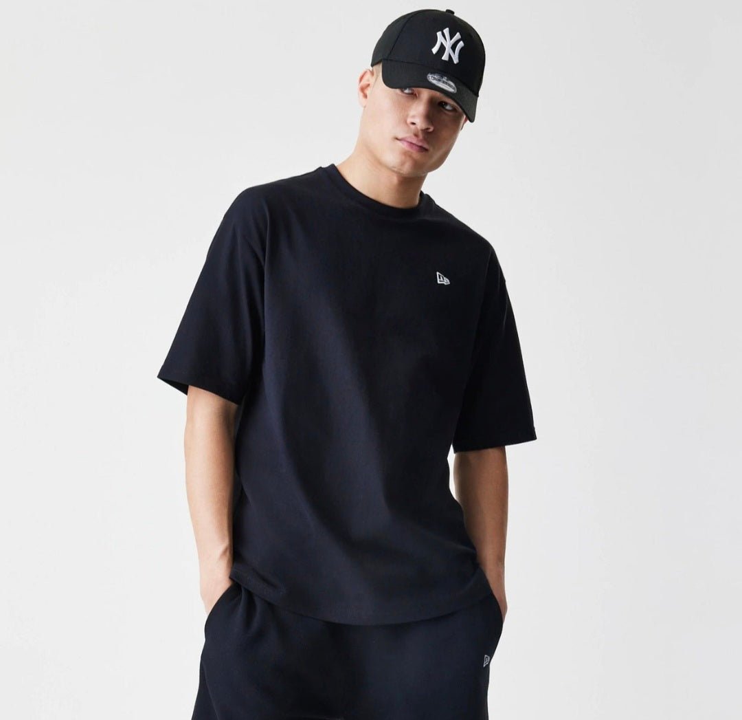Camiseta New Era Oversized Essential Negro PREMIUM - Mundogorrasgc