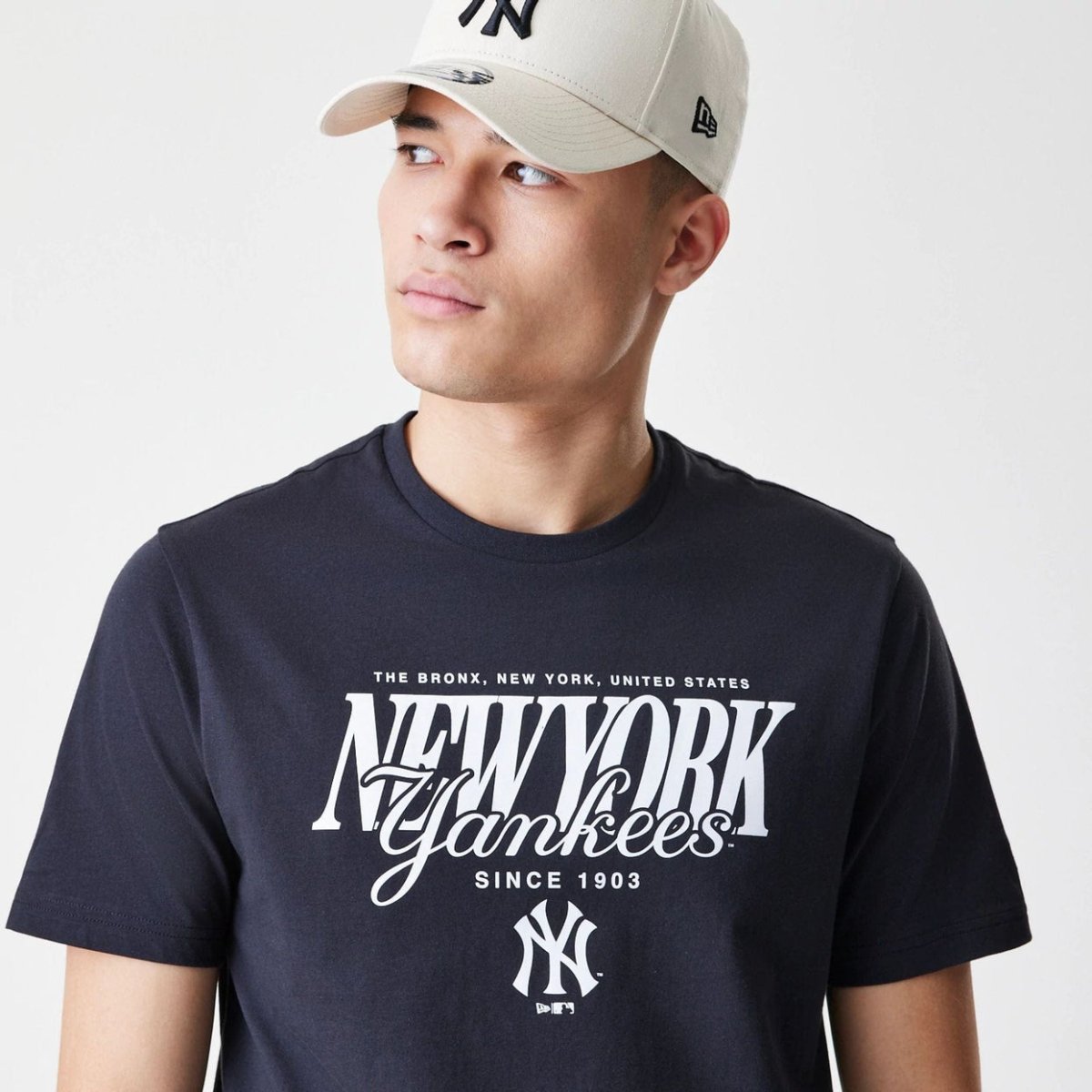 Camiseta NY Yankees negra Script Graphic - Mundogorrasgc