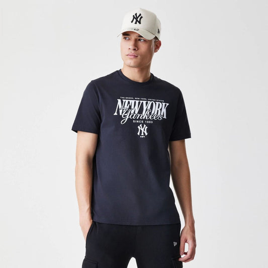 Camiseta NY Yankees negra Script Graphic - Mundogorrasgc