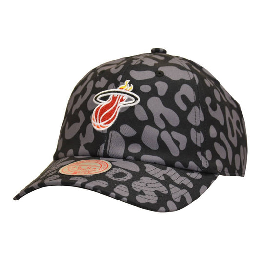 Gorra Mitchell & Ness Miami Heat Wild Style – Estampado Gris y Negro - intershopgc - Tienda de gorras online - Maspalomas