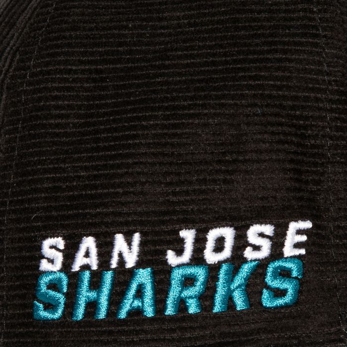 Retro ALL DIRECTIONS Sharks snapback negra