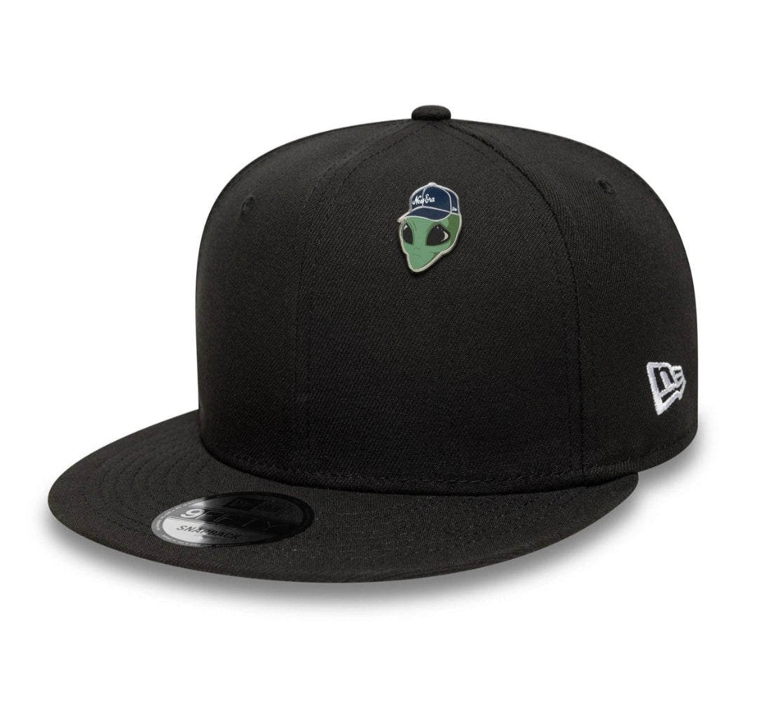 Pin New Era Alien verde con gorra - intershopgc caps