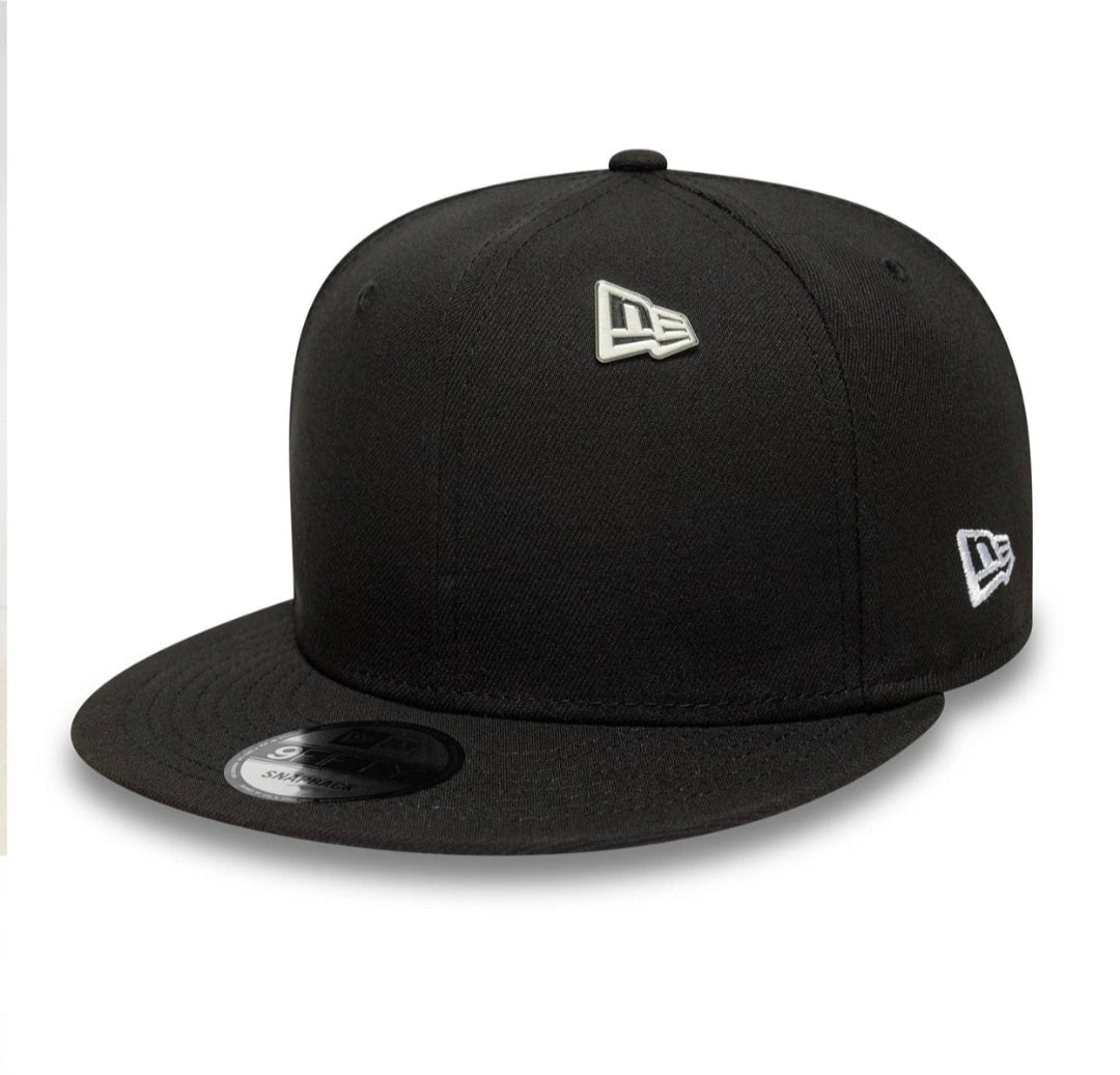 Pin New Era logo plateado silver - intershopgc caps