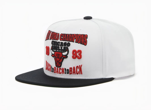 Gorra Mitchell & Ness Chicago Bulls "Back to '93" – Snapback HWC blanca y negra