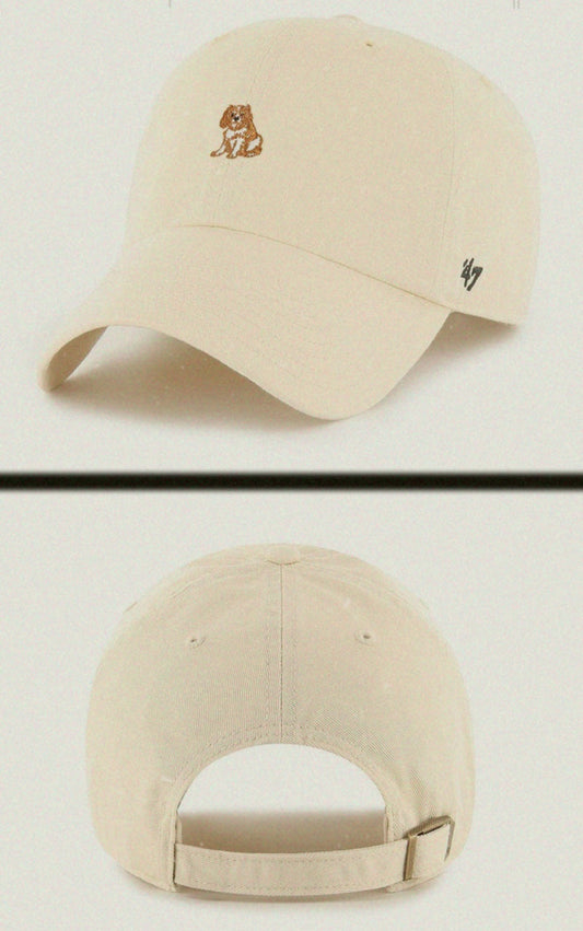 Gorra color natural 47 clean up con el perro Cavalier King Charles Spaniel